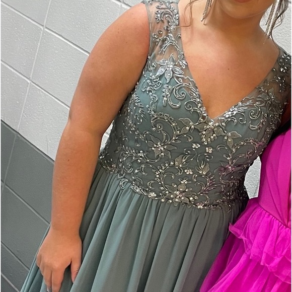 Formal dress - Picture 2 of 5